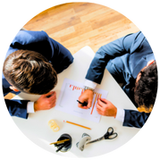 Reunión entre asesor financiero y cliente, planificando los primeros pasos de su estrategia.