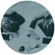 Dos personas reunidas en oficina moderna, simbolizando el primer encuentro con el asesor financiero.