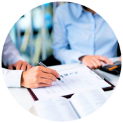 Planificación financiera con documentos y notas en mesa de trabajo.