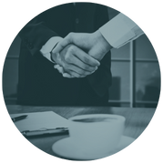 Manos estrechándose en señal de acuerdo, representando el inicio de la ejecución financiera.