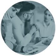 Grupo de personas reunidas en oficina colaborativa, simbolizando el acompañamiento constante.